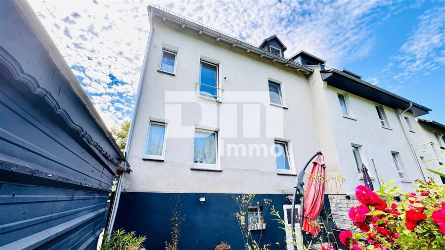 Umfangreich saniertes Zweifamilienhaus + Carport auf großem Grundstück mit Traumgarten - Rückansicht